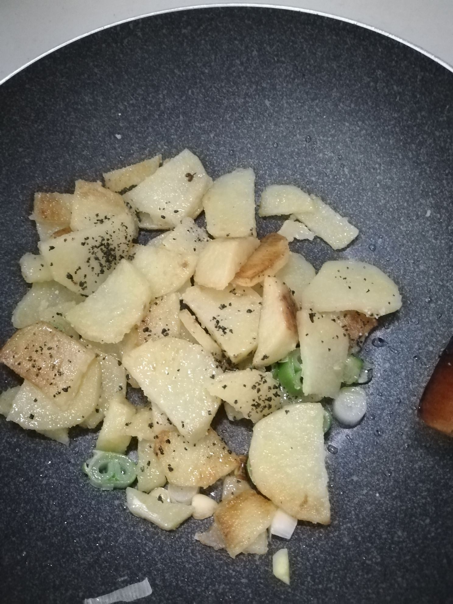 黑芝麻土豆片的做法-咸鮮味炒菜譜