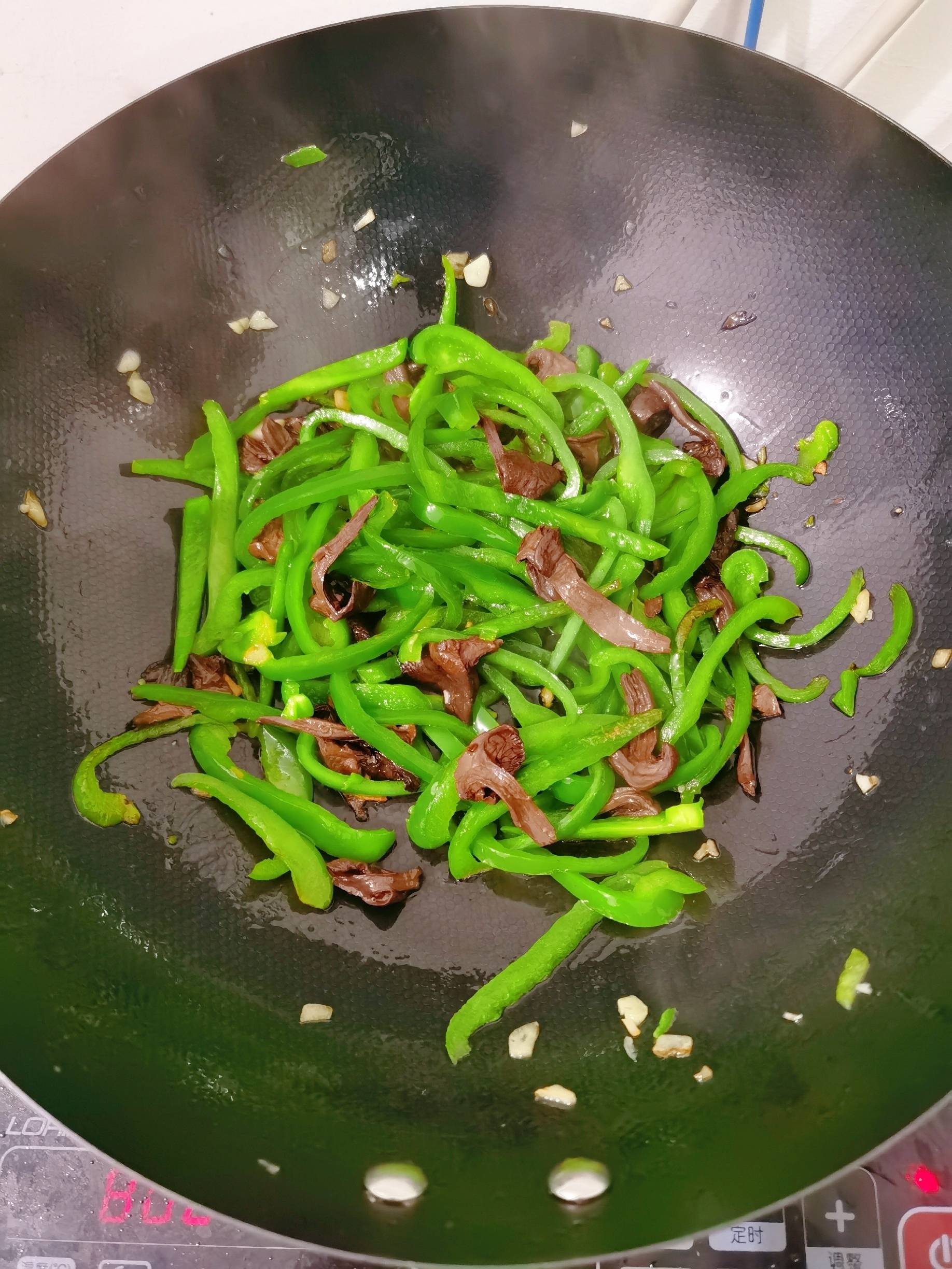 辣椒炒蘑菇的做法-咸鮮味炒菜譜