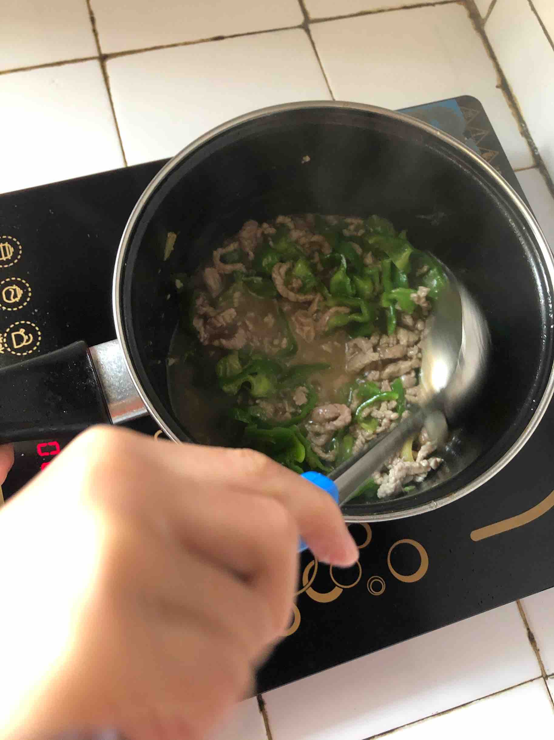 牛肉炒青椒的做法-咸鮮味炒菜譜