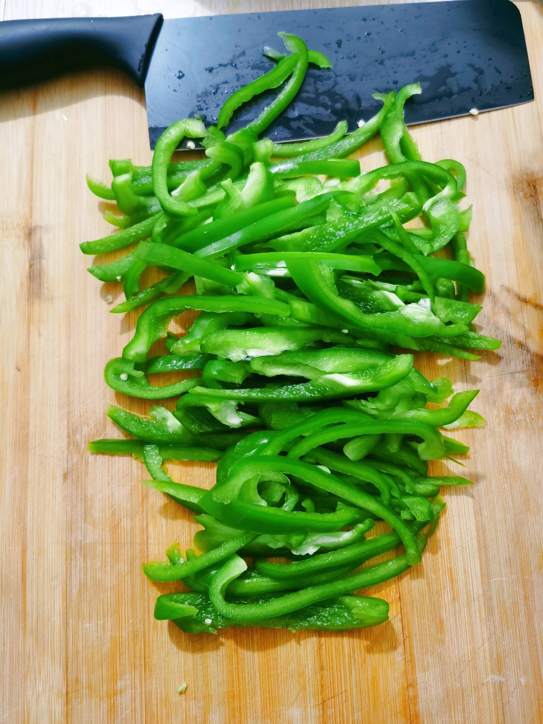 辣椒炒蘑菇的做法-咸鮮味炒菜譜