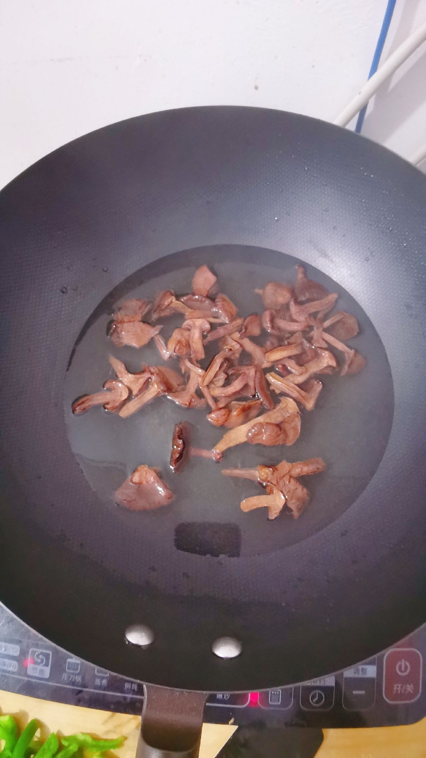 辣椒炒蘑菇的做法-咸鮮味炒菜譜