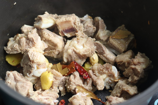 李子酒排骨鹵蛋的做法-家常味燉菜譜