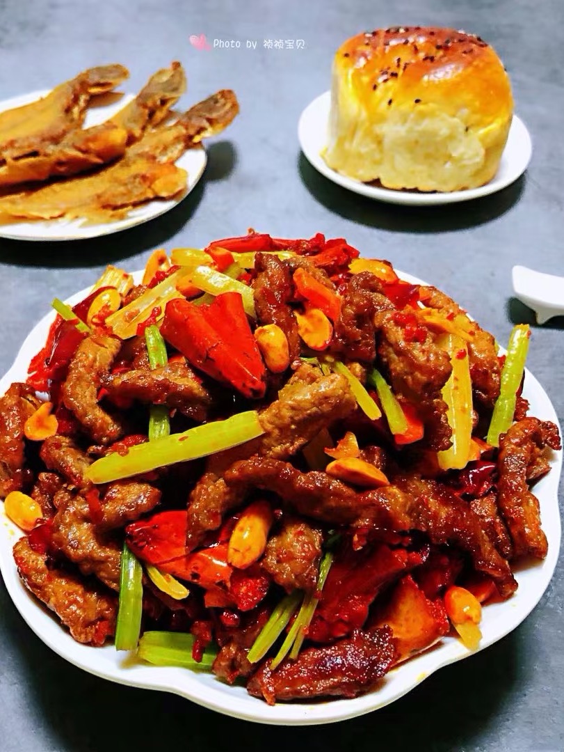 香酥牛肉炒芹菜的做法-香辣味炒菜譜