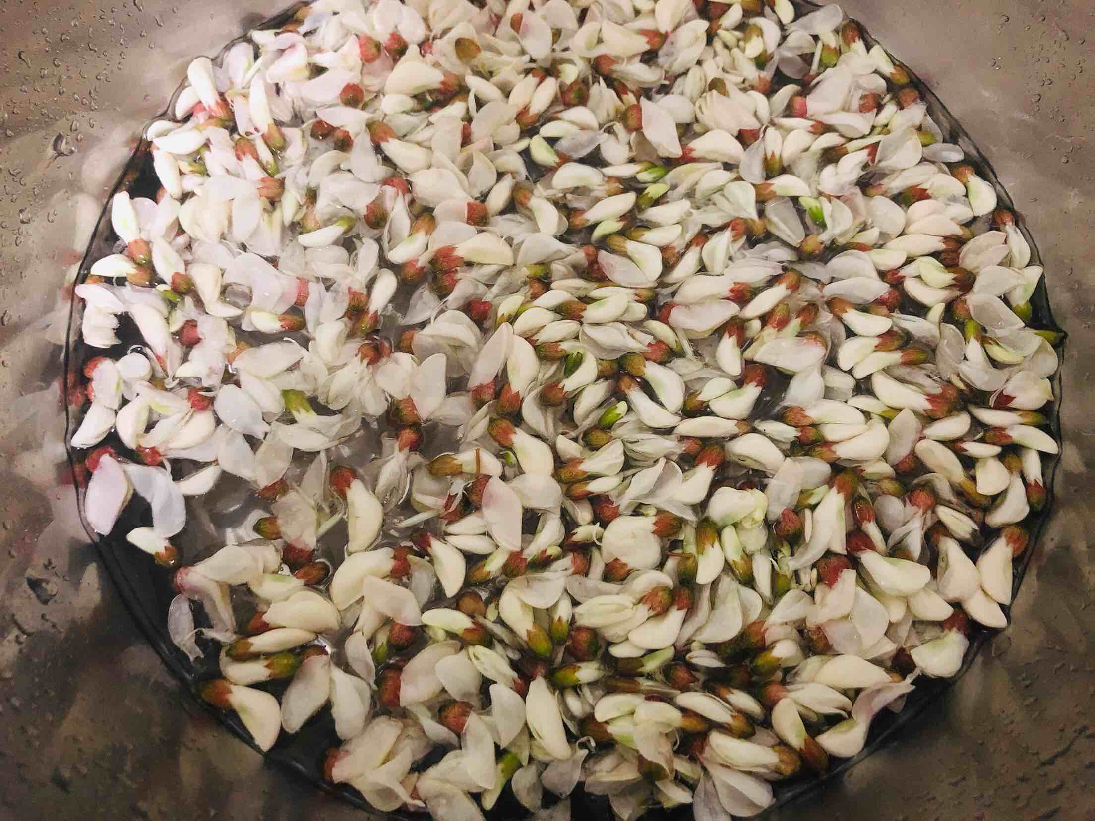 槐花炒雞蛋的做法-家常味炒菜譜