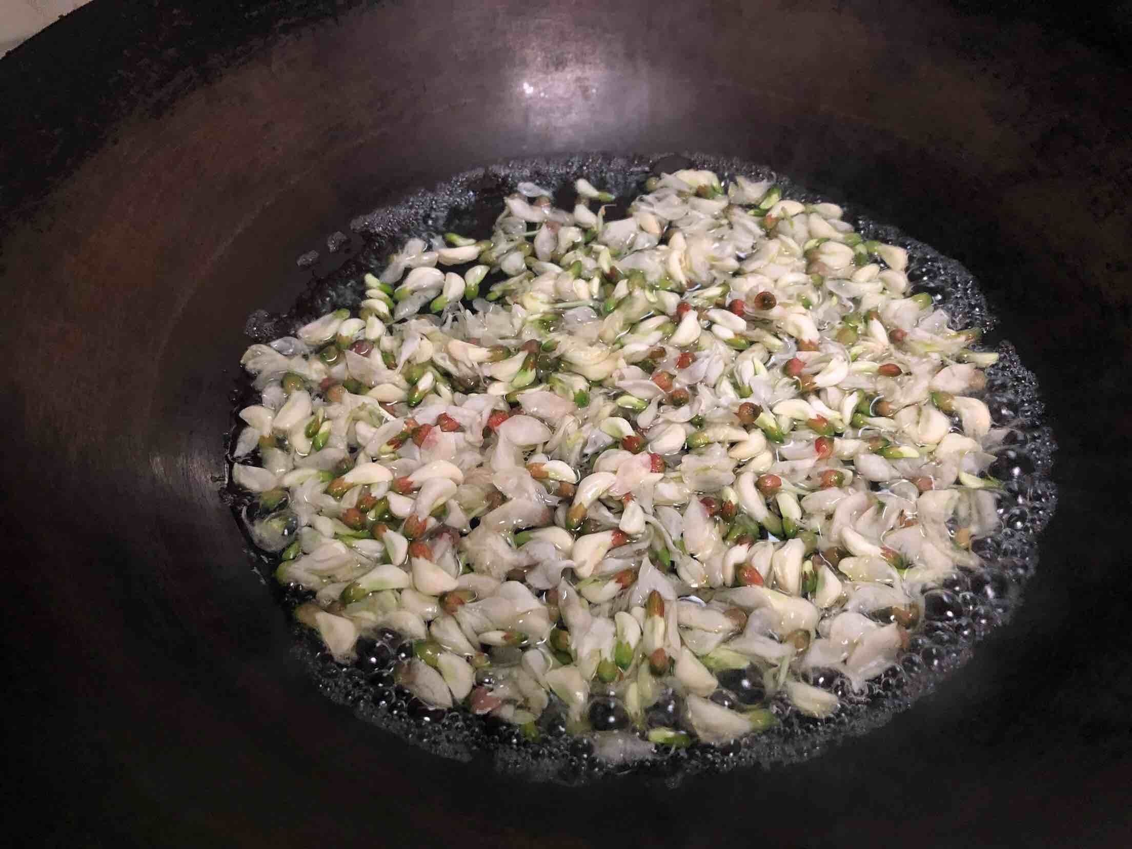 槐花炒雞蛋的做法-家常味炒菜譜