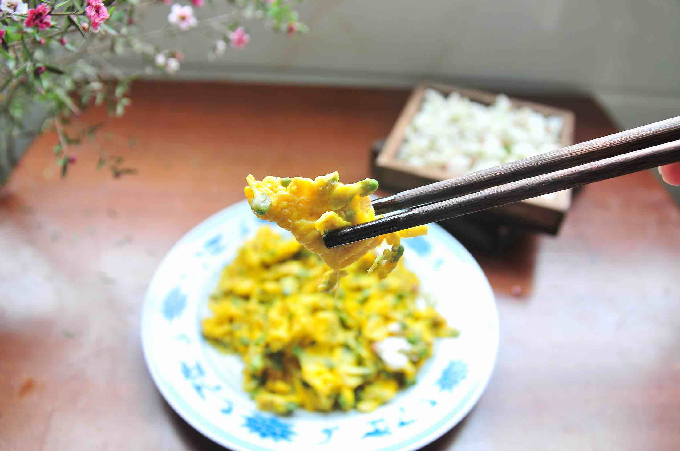 槐花炒雞蛋的做法-家常味炒菜譜