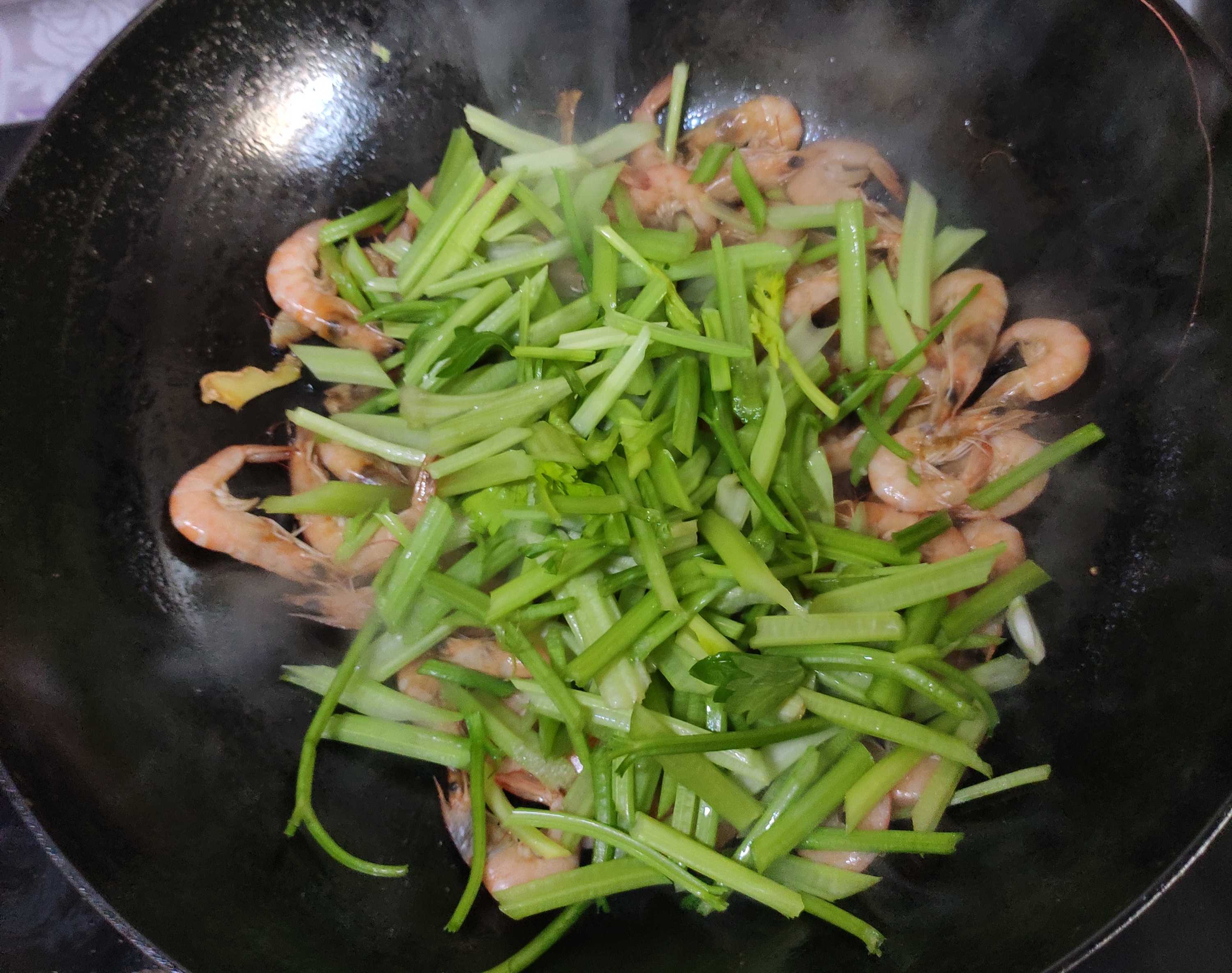 芹菜小河蝦的做法-咸鮮味炒菜譜