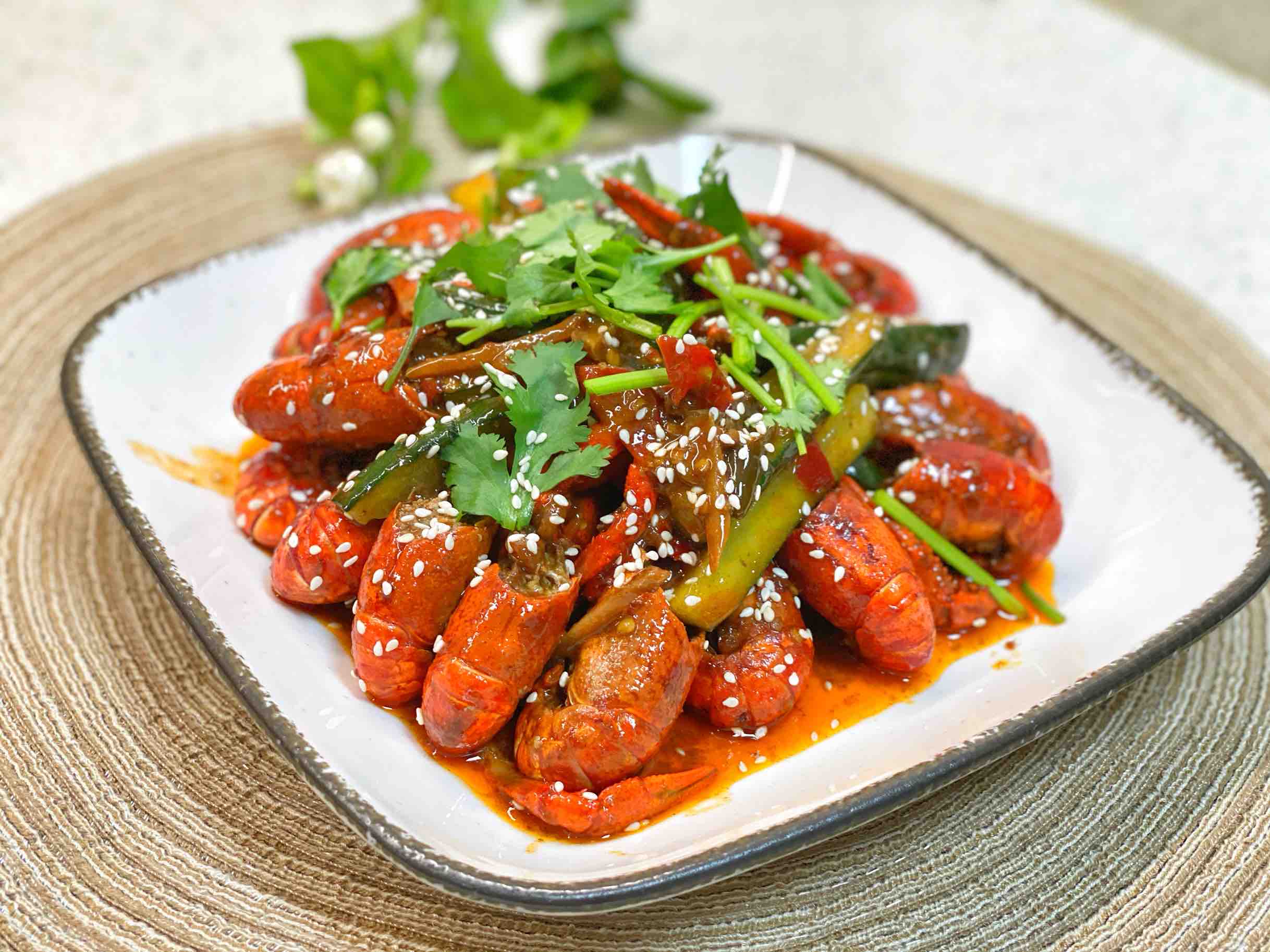 魚香小龍蝦，解鎖超簡單做法！的做法-酸辣味炒菜譜