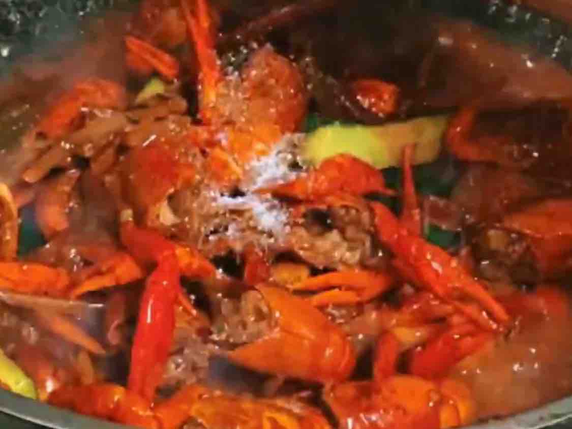 魚香小龍蝦，解鎖超簡單做法！的做法-酸辣味炒菜譜