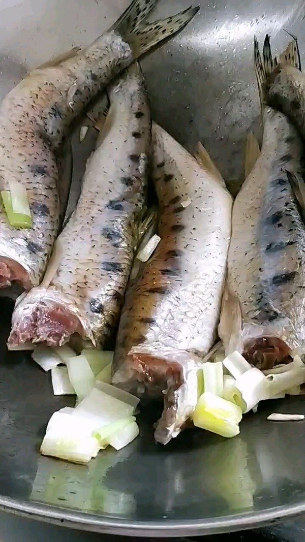 紅燒小海魚的做法-香辣味燉菜譜-易網<a href=http://www.gyfww.com/ target=_blank class=infotextkey>健康養生</a>網 紅燒小海魚的做法-香辣味燉菜譜