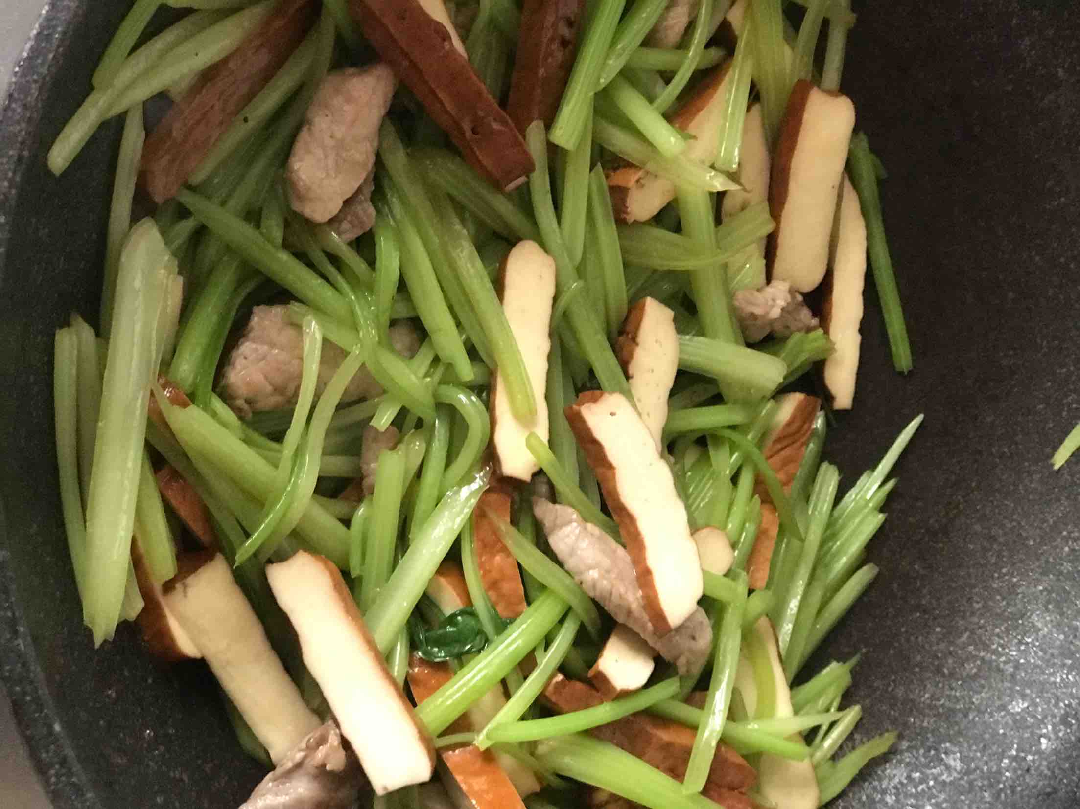 山芹燒豬肉香干的做法-咸鮮味燒菜譜