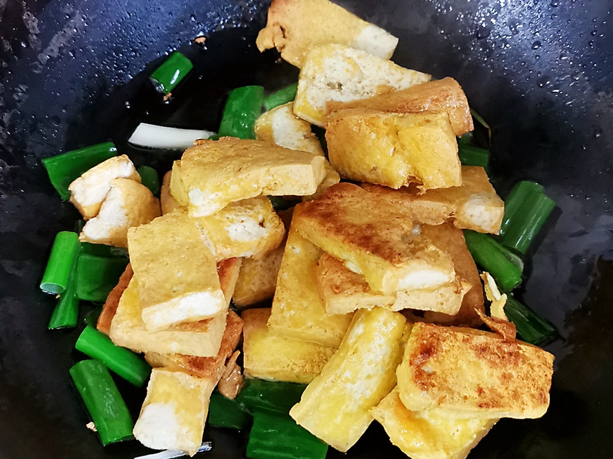 豆腐炒香腸的做法-咸鮮味炒菜譜-易網健康養生網 豆腐炒香腸的做法-咸鮮味炒菜譜