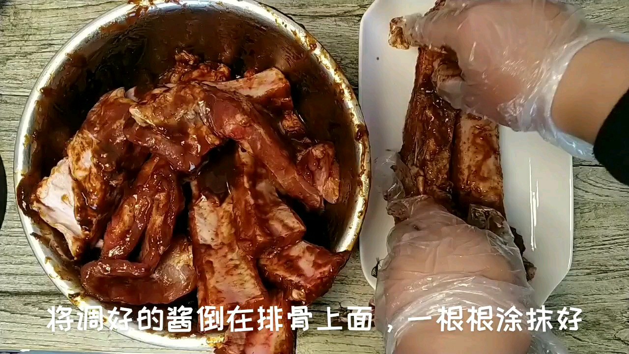 好吃的川味烤排骨來了，調制好味道的腌料，請看這里呦！的做法-香辣味烤菜譜
