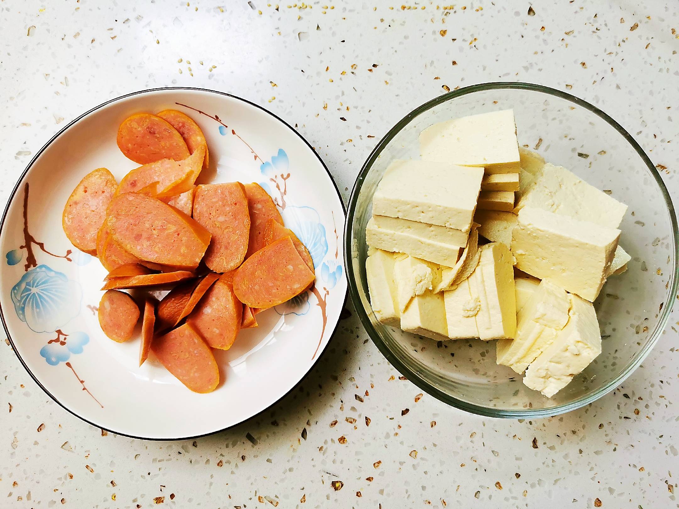 豆腐炒香腸的做法-咸鮮味炒菜譜-易網<a href=http://www.gyfww.com/ target=_blank class=infotextkey>健康養生</a>網 豆腐炒香腸的做法-咸鮮味炒菜譜