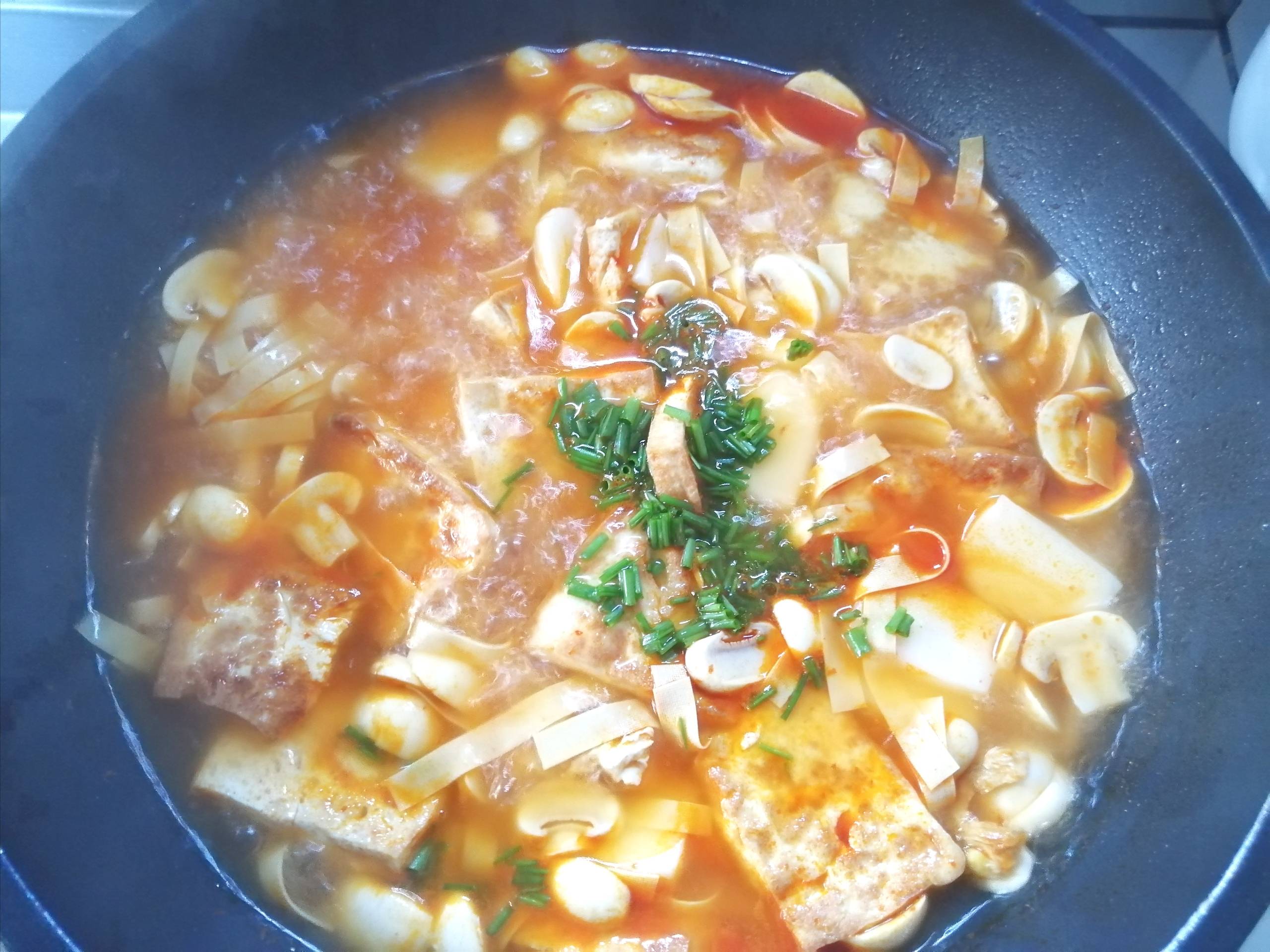 三鮮酸湯煲的做法-酸辣味煮菜譜