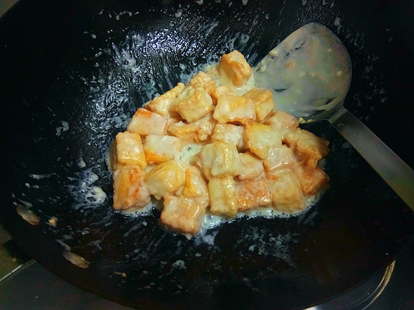 奶爆豆腐的做法-奶香味爆菜譜