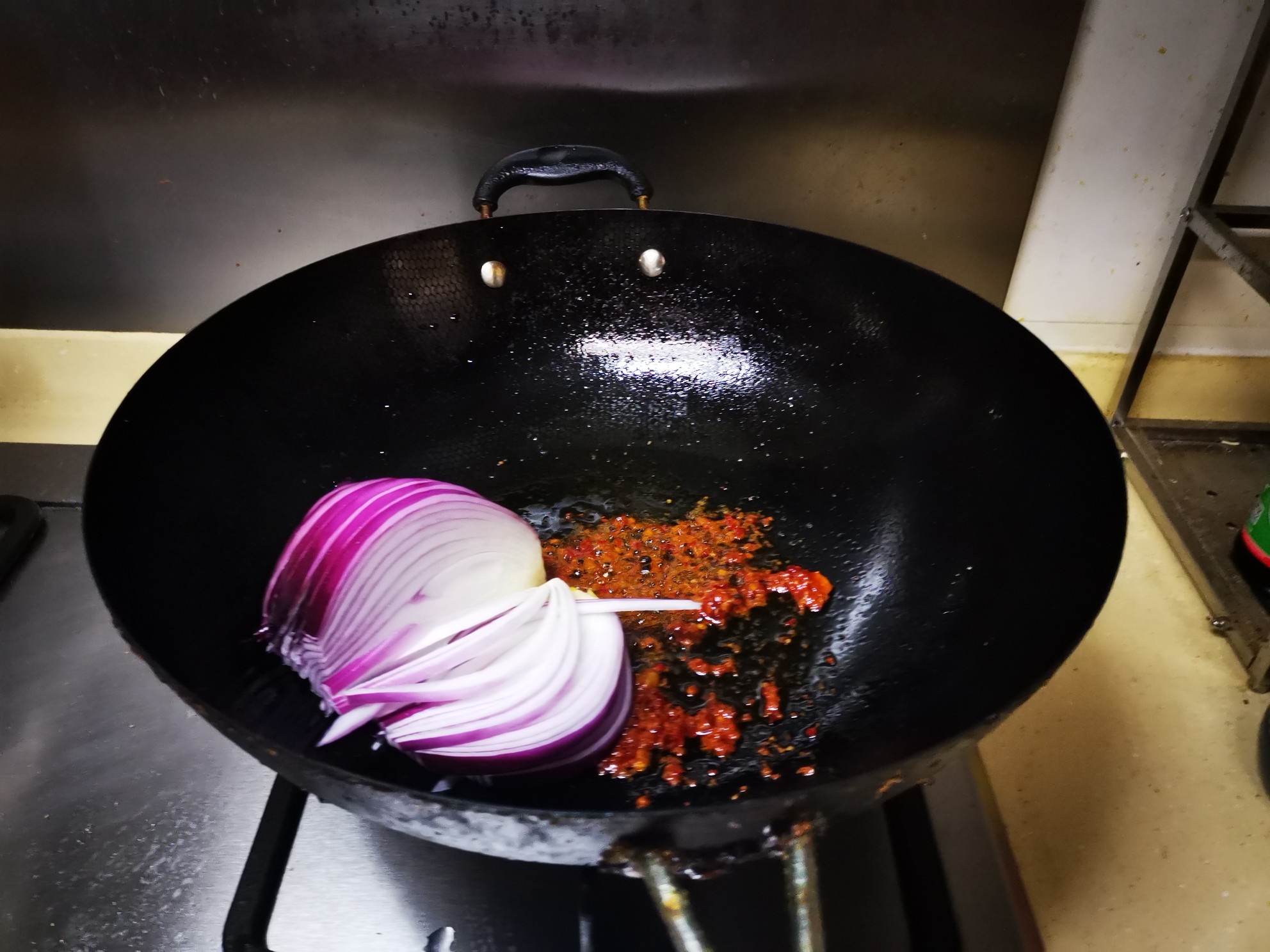 洋蔥燉花鰱的做法-家常味煮菜譜-易網健康養生網 洋蔥燉花鰱的做法-家常味煮菜譜