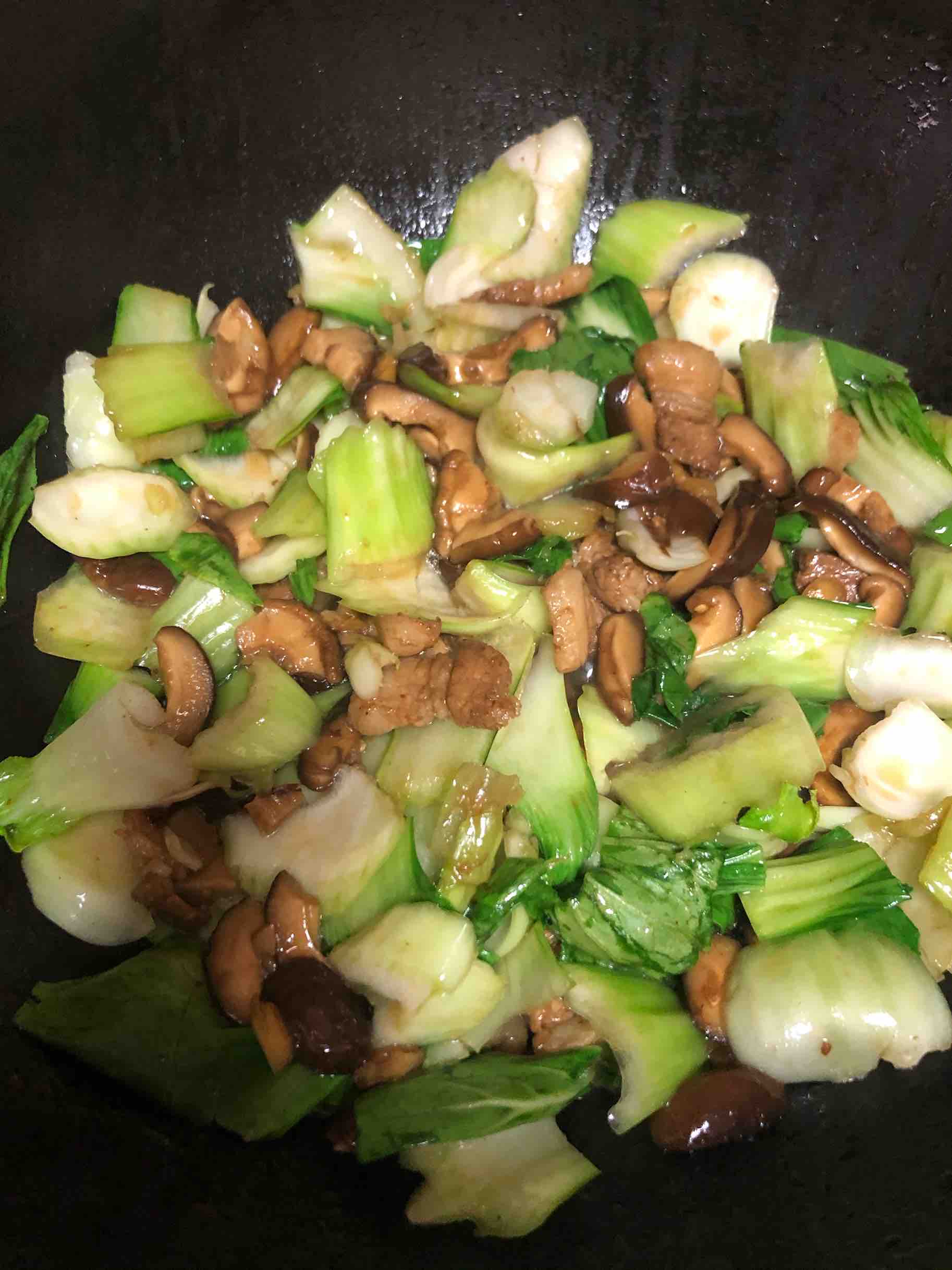 香菇油菜炒五花肉的做法-咸鮮味炒菜譜