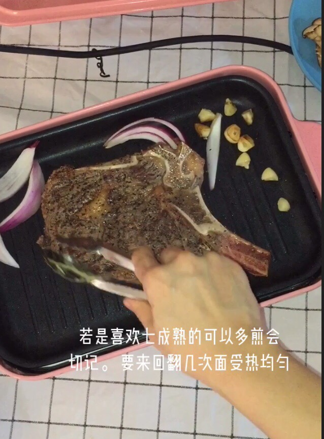 在家也能煎出鮮嫩多汁高大上的戰斧牛排的做法-黑椒味煎菜譜
