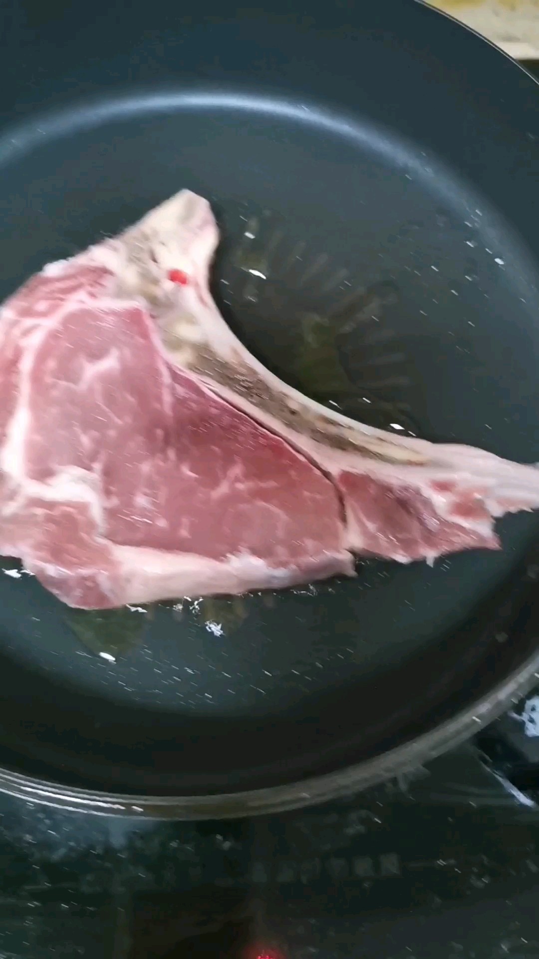 黑胡椒戰(zhàn)斧牛排的做法-黑椒味煎菜譜