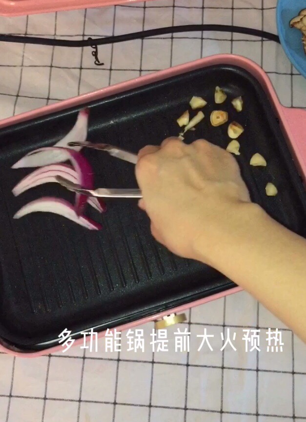 在家也能煎出鮮嫩多汁高大上的戰斧牛排的做法-黑椒味煎菜譜