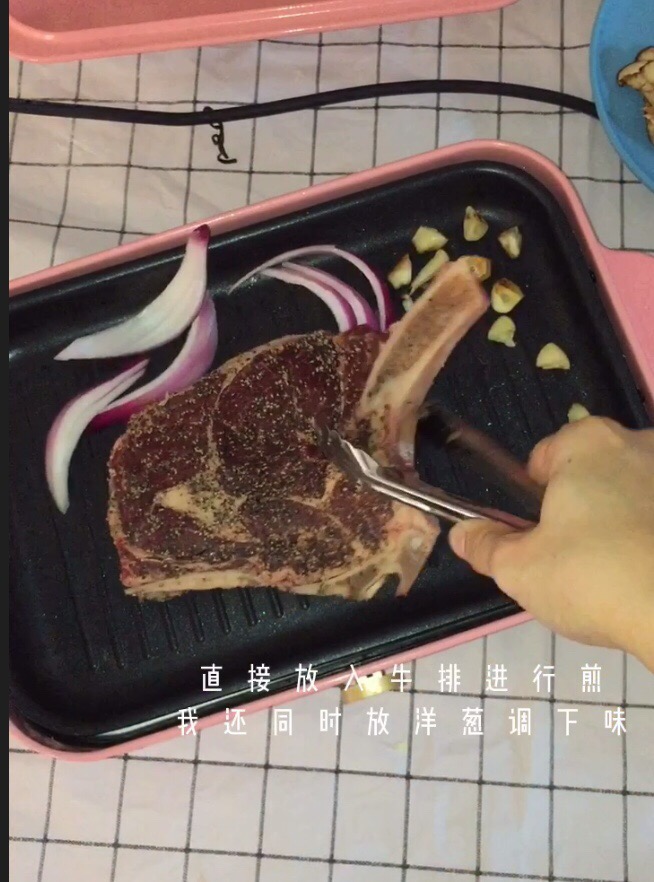 在家也能煎出鮮嫩多汁高大上的戰斧牛排的做法-黑椒味煎菜譜