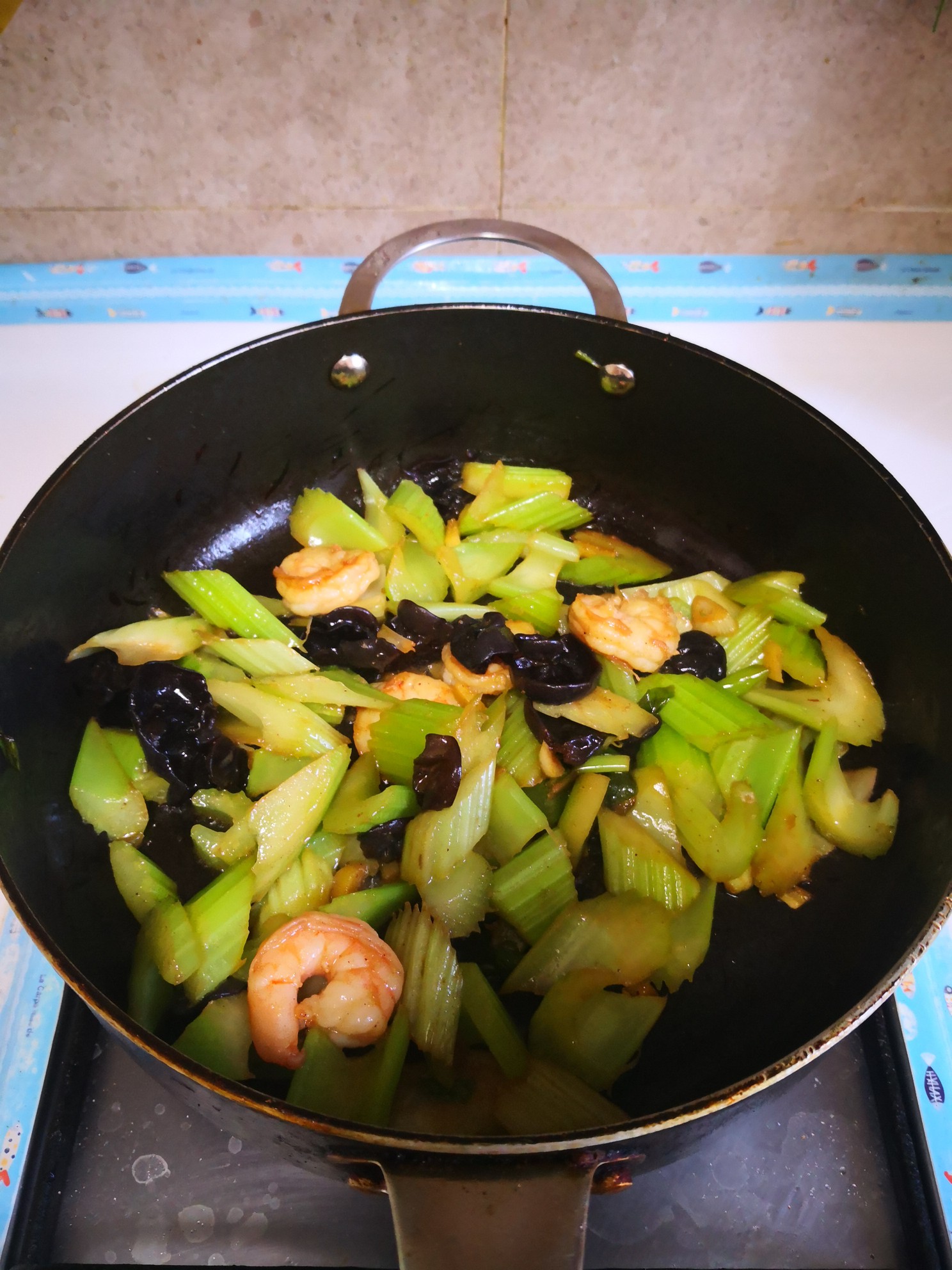 蝦仁炒西芹的做法-咸鮮味炒菜譜