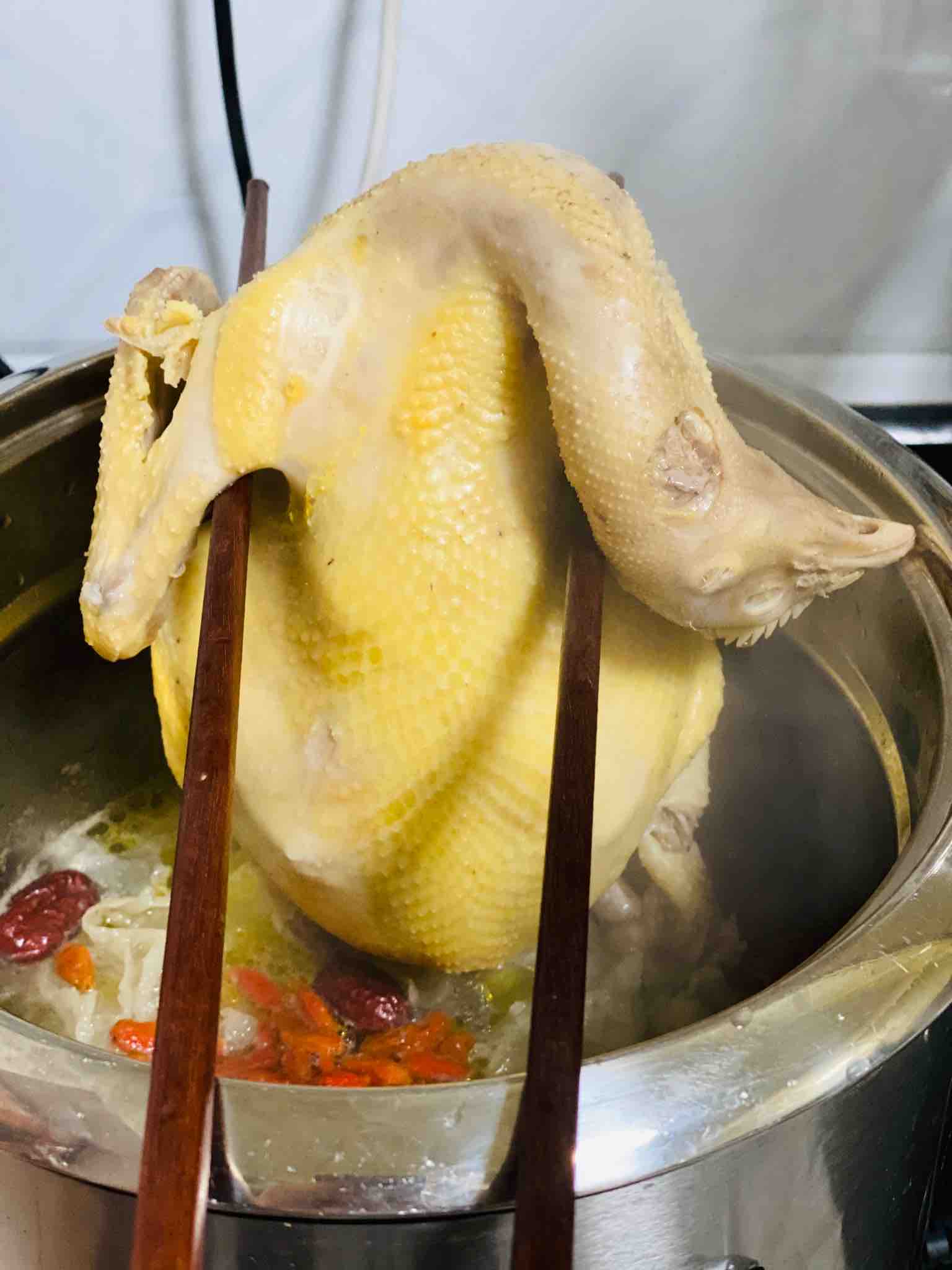 鮮嫩爽口之白切雞的做法-咸鮮味煮菜譜