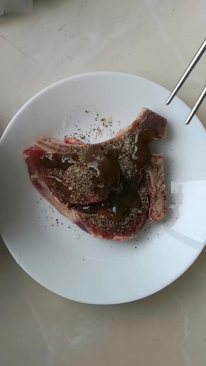 戰斧牛排（烤箱版）的做法-黑椒味烤菜譜