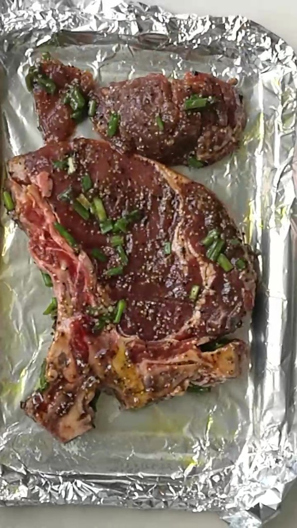 戰斧牛排（烤箱版）的做法-黑椒味烤菜譜