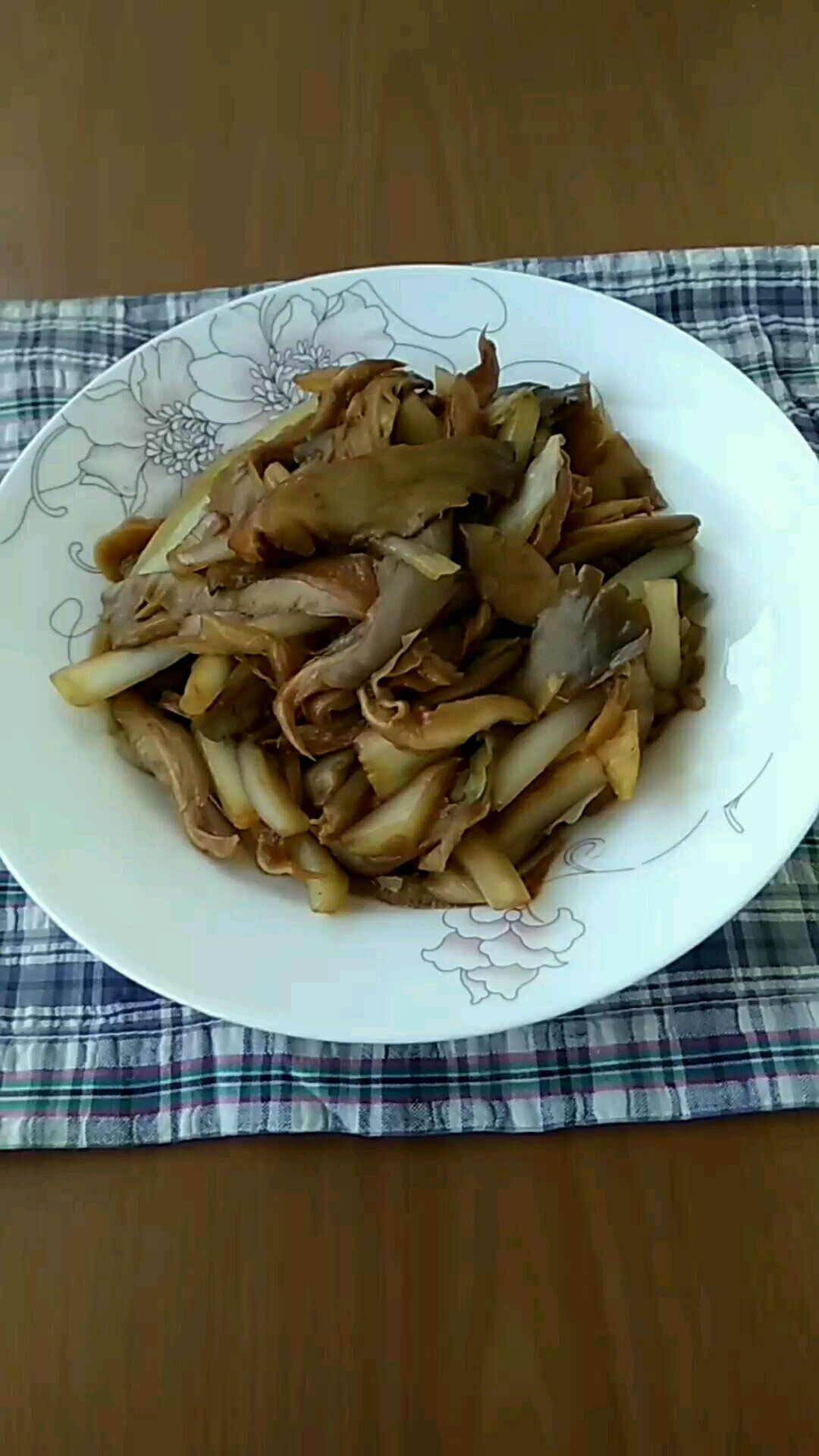 鳳尾蘑炒白菜的做法-家常味炒菜譜