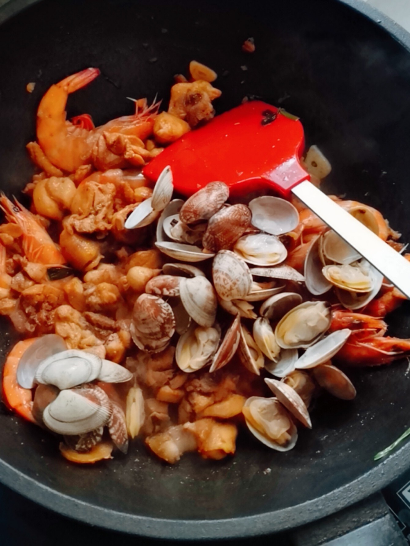 鮮蝦蛤蜊炒雞的做法-咸鮮味炒菜譜-易網健康養生網 鮮蝦蛤蜊炒雞的做法-咸鮮味炒菜譜