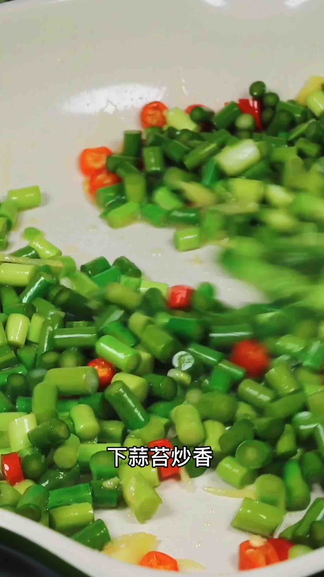 蒜苔雞丁的做法-家常味炒菜譜