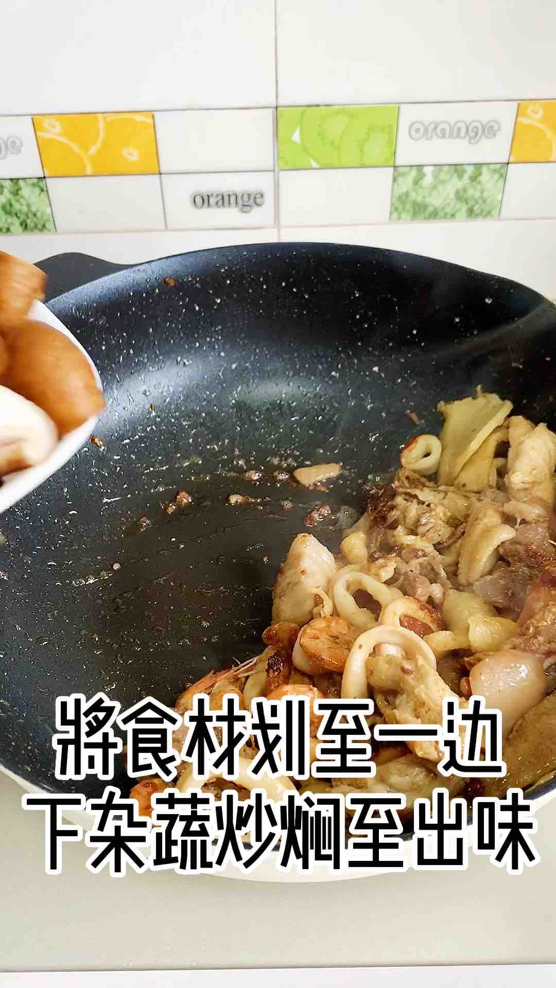 鮮魷雜蔬干鍋的做法-麻辣味燒菜譜