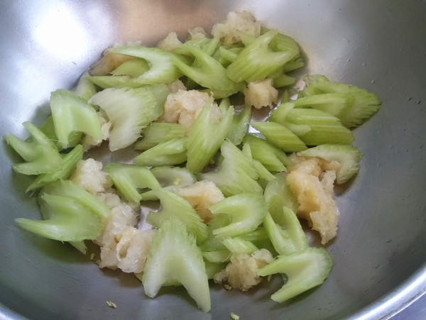 魚鰾炒西芹的做法-咸鮮味炒菜譜