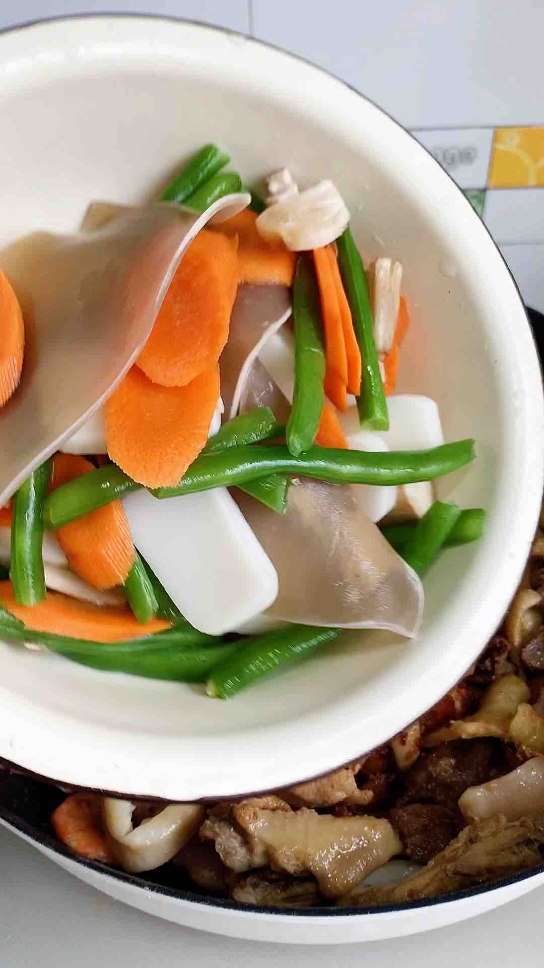 鮮魷雜蔬干鍋的做法-麻辣味燒菜譜