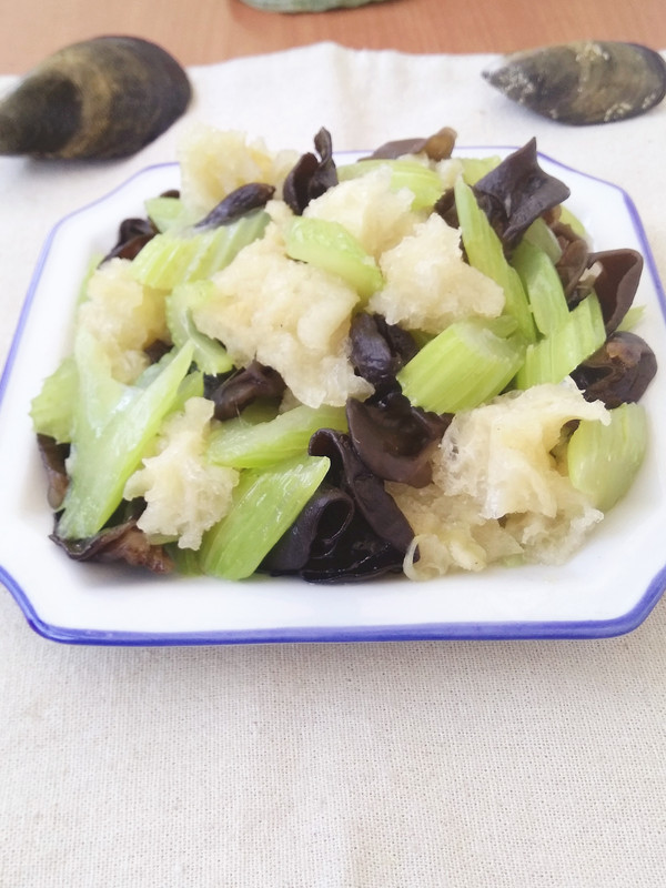 魚鰾炒西芹的做法-咸鮮味炒菜譜