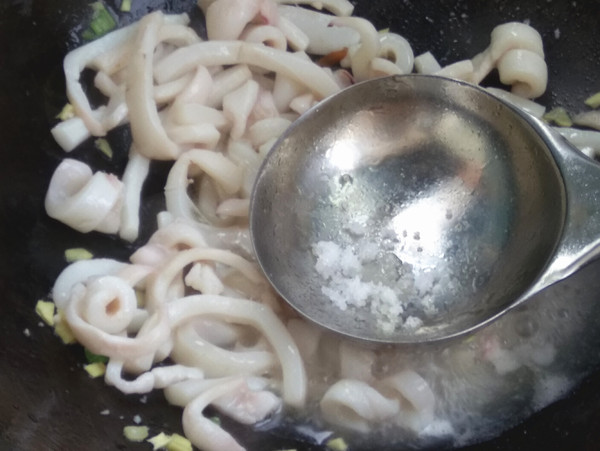 魷魚炒辣椒的做法-咸鮮味炒菜譜