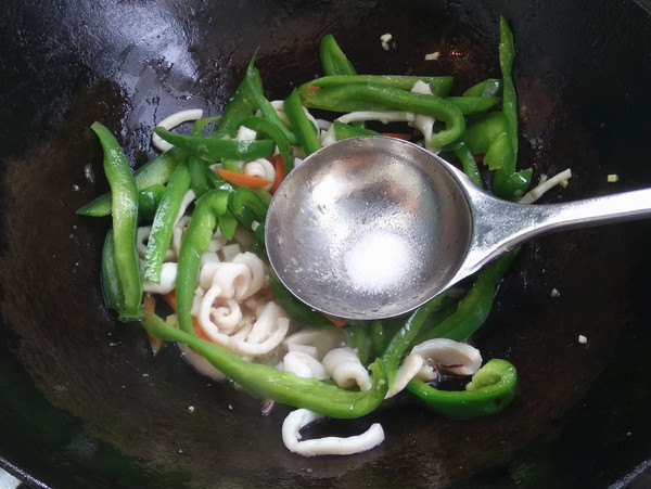 魷魚炒辣椒的做法-咸鮮味炒菜譜