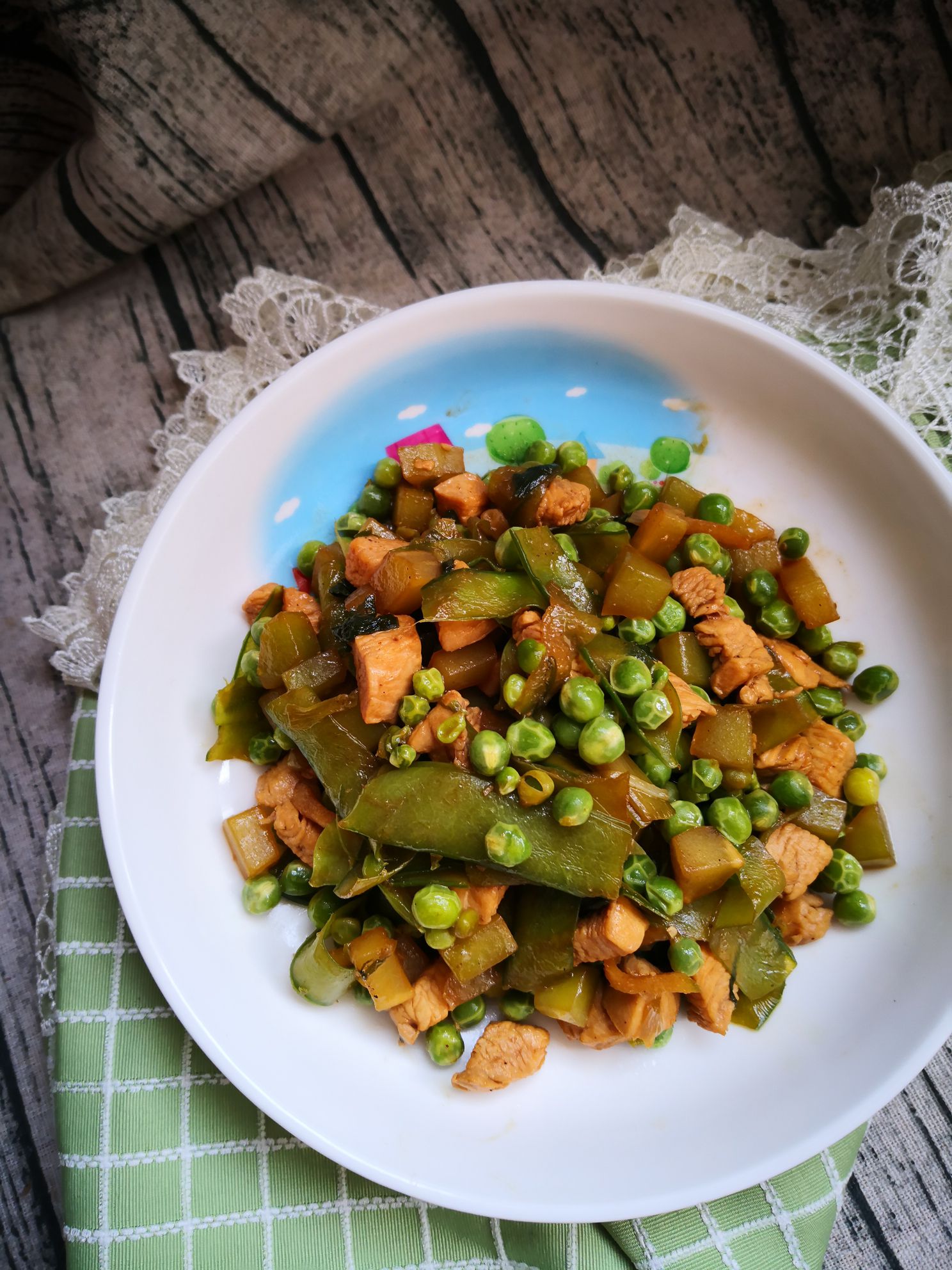 雞丁炒青筍豌豆的做法-家常味炒菜譜