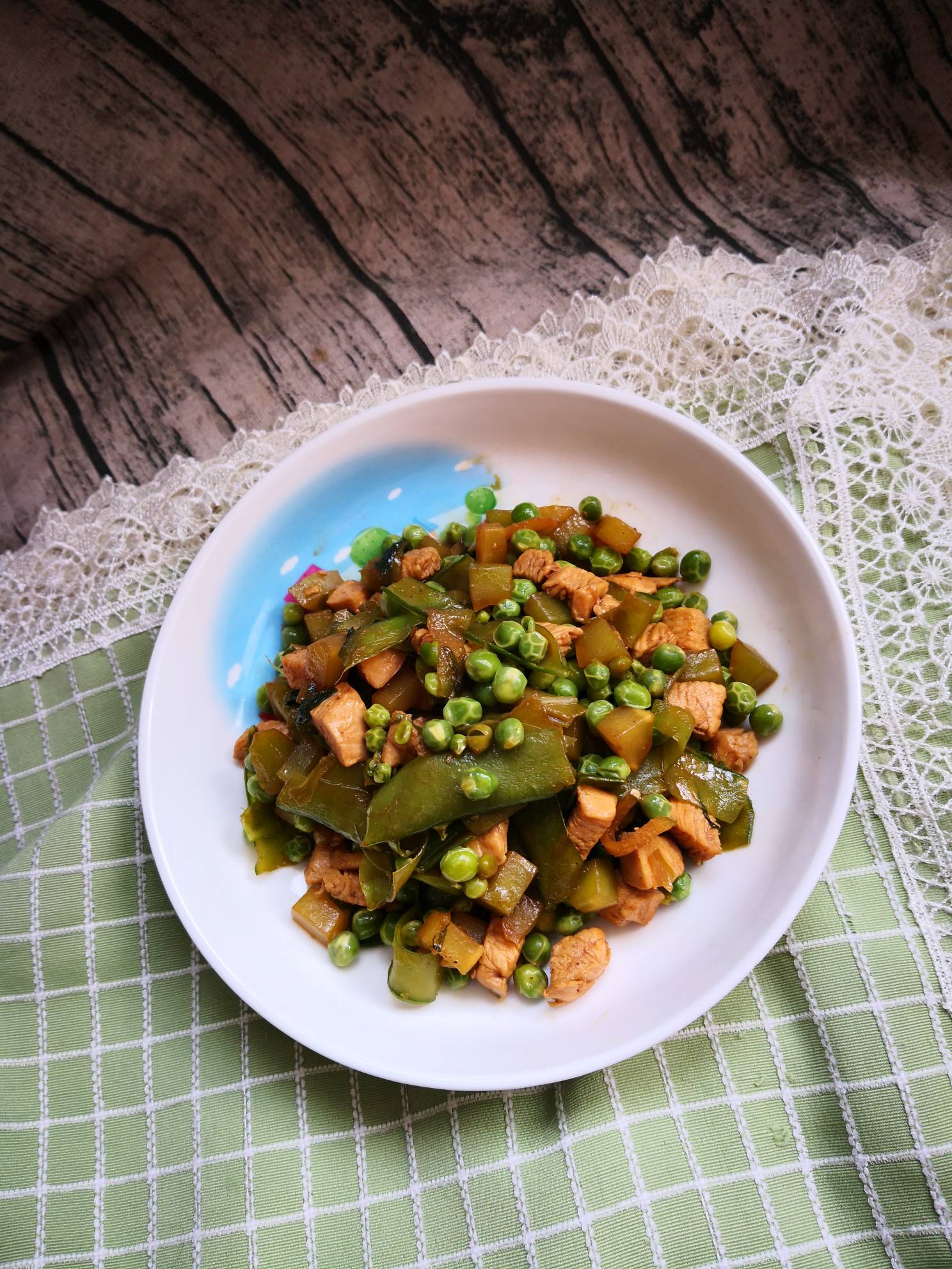 雞丁炒青筍豌豆的做法-家常味炒菜譜