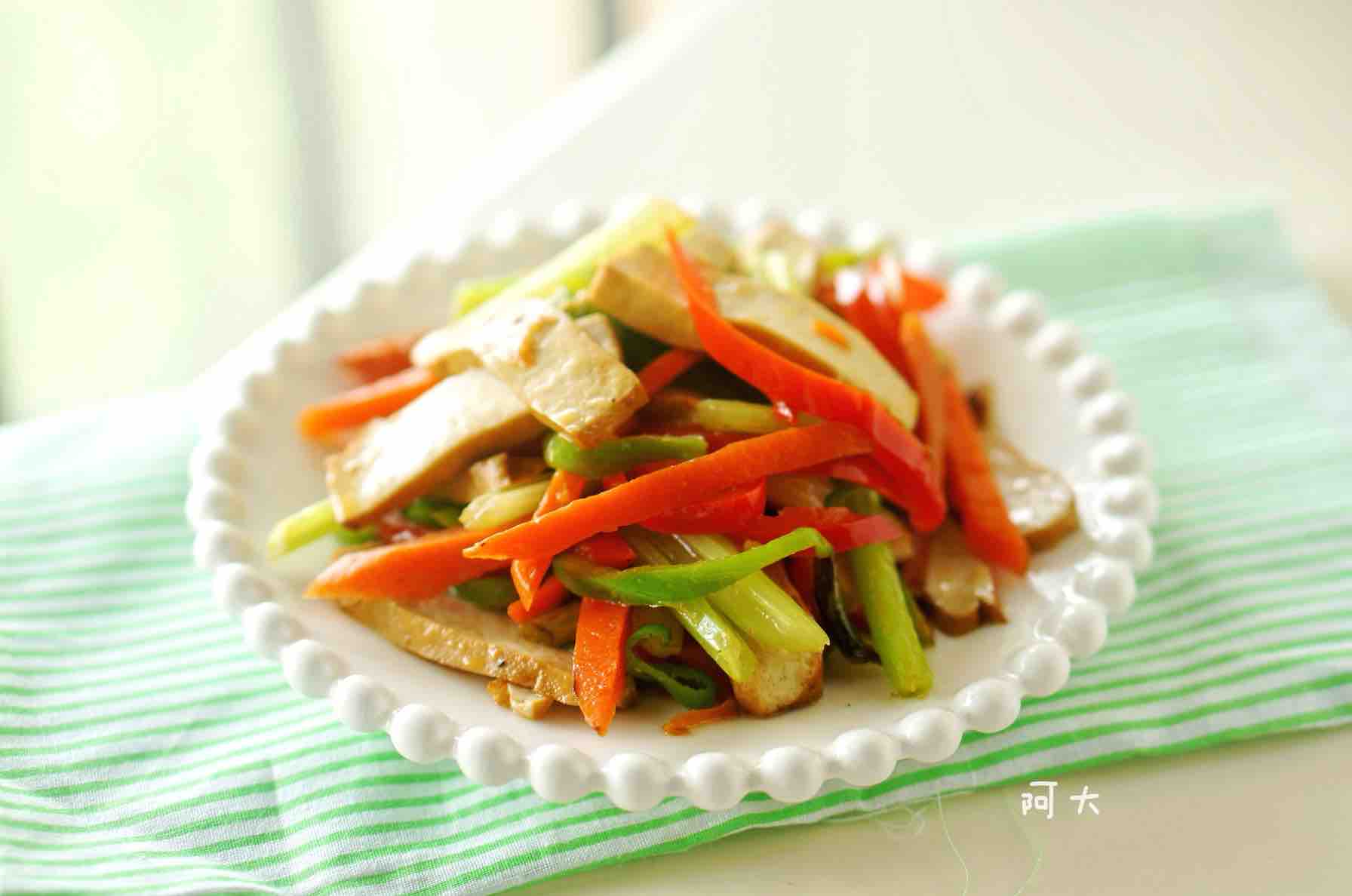 雜蔬香干的做法-家常味炒菜譜-易網健康養生網 雜蔬香干的做法-家常味炒菜譜