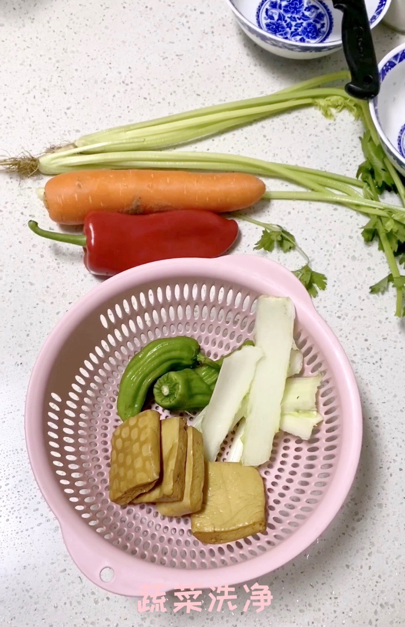 雜蔬香干的做法-家常味炒菜譜-易網<a href=http://www.gyfww.com/ target=_blank class=infotextkey>健康養生</a>網 雜蔬香干的做法-家常味炒菜譜