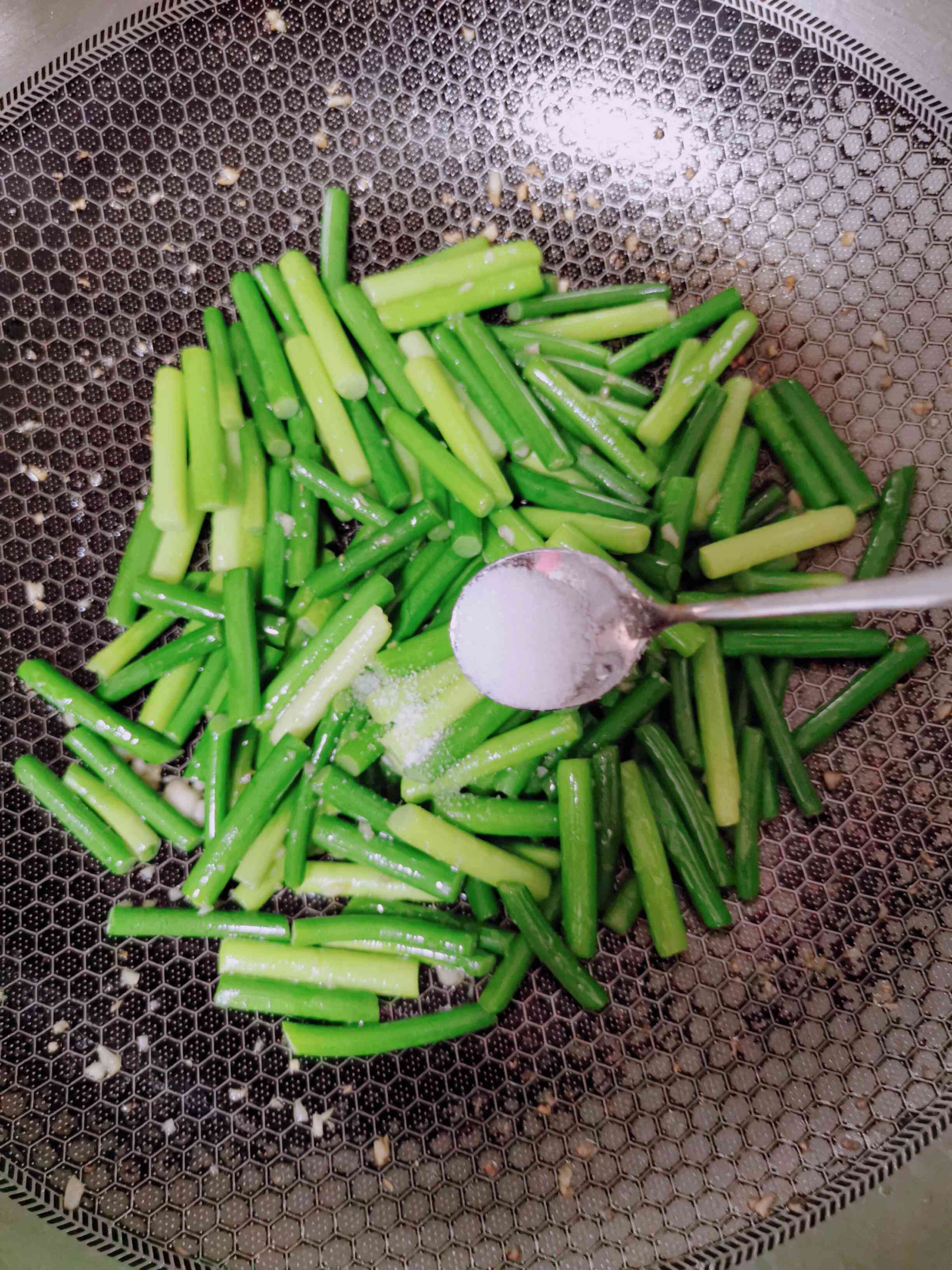 蒜苔炒香腸的做法-家常味炒菜譜