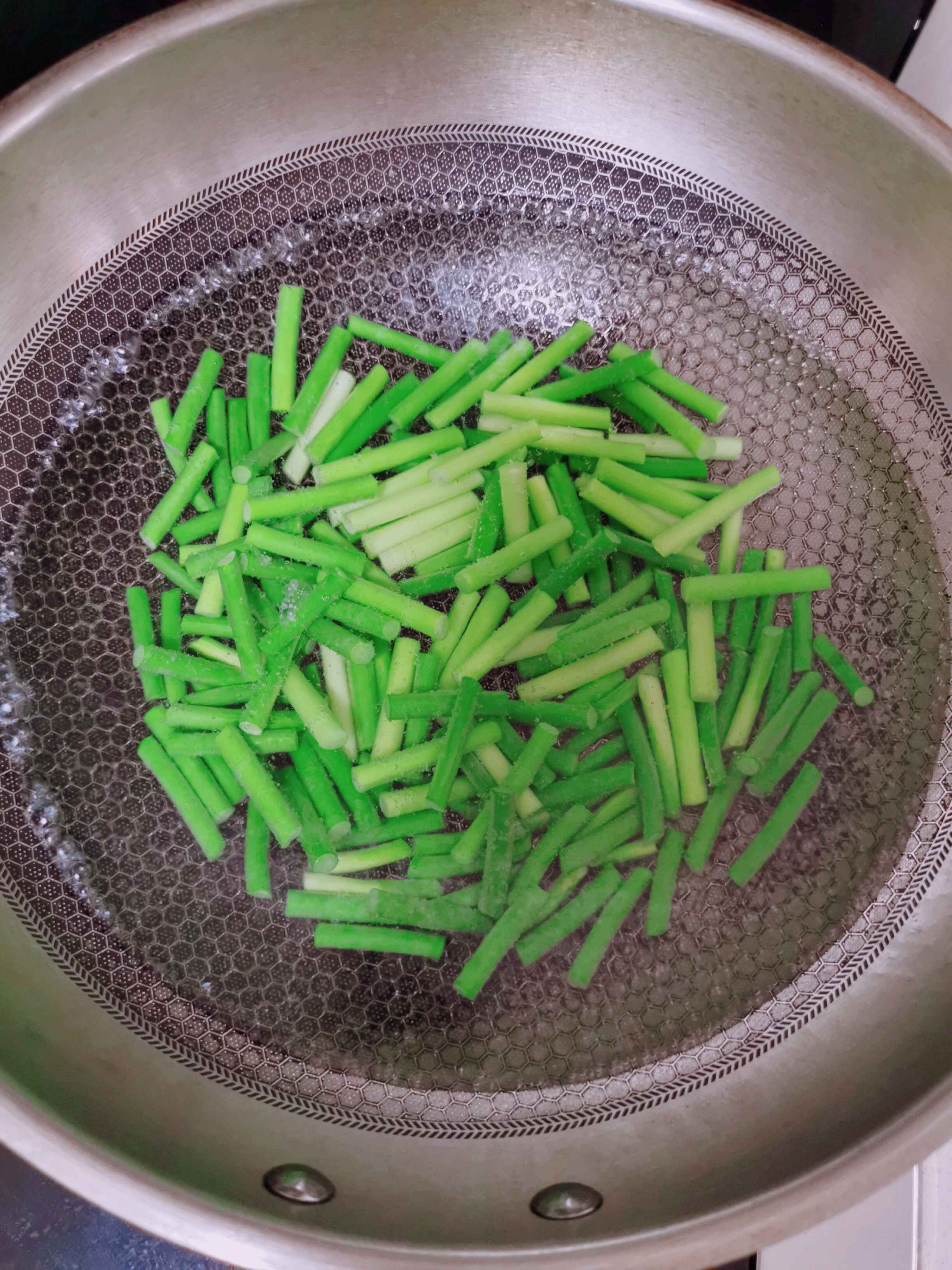 蒜苔炒香腸的做法-家常味炒菜譜