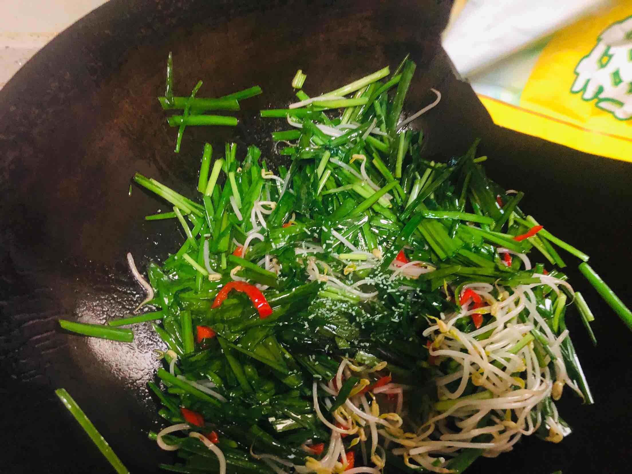 綠豆芽炒韭菜的做法-家常味炒菜譜