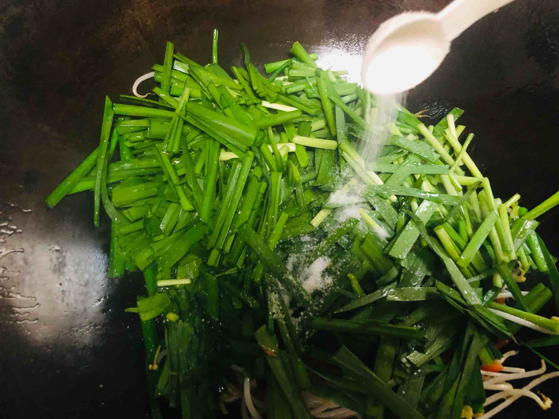 綠豆芽炒韭菜的做法-家常味炒菜譜