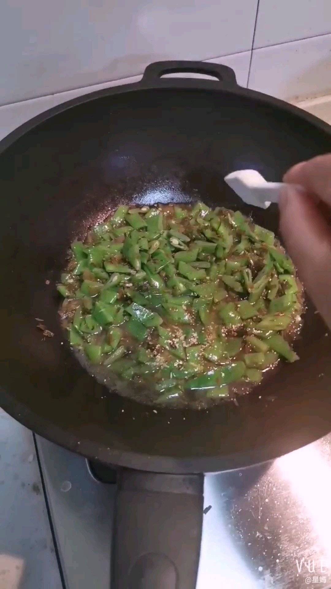 咸菜炒豆角的做法-家常味炒菜譜