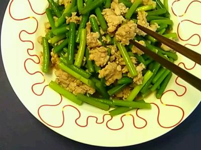 豬肉餡炒蒜薹的做法-咸鮮味炒菜譜