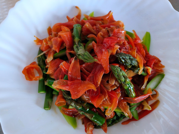 百合花拌蘆筍的做法-家常味拌菜譜-易網(wǎng)健康養(yǎng)生網(wǎng) 百合花拌蘆筍的做法-家常味拌菜譜